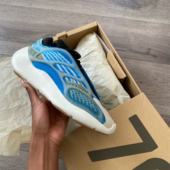 Yeezy 700 V3 “Arzareth” - Picture 5 of 8